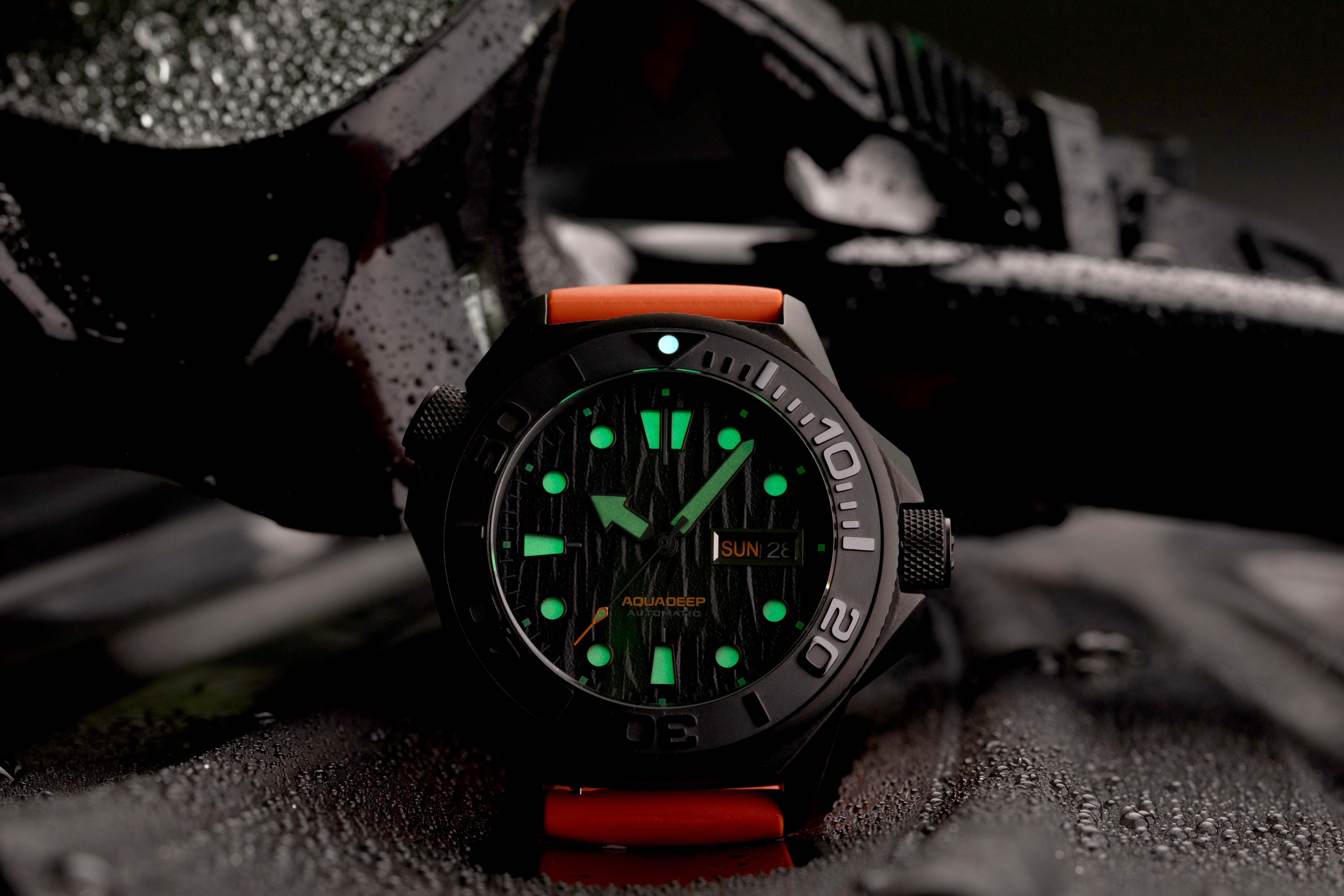 Aqua Deep Submerge 鈦金屬 潛水自動錶,黑錶面有立體壓花紋理, 功能配備星期、日曆顯示,錶徑:44mm 不含錶冠 錶厚:16.5mm 含鏡面 機芯:日本Seiko NH36 自動上鏈 錶殼:鈦金屬 錶鏡:藍寶石水晶玻璃 錶帶:橡膠 防水:500米防水 其他規格:單向旋轉錶圈、Super-LumiNova超級夜光刻度和指針、星期及日曆視窗