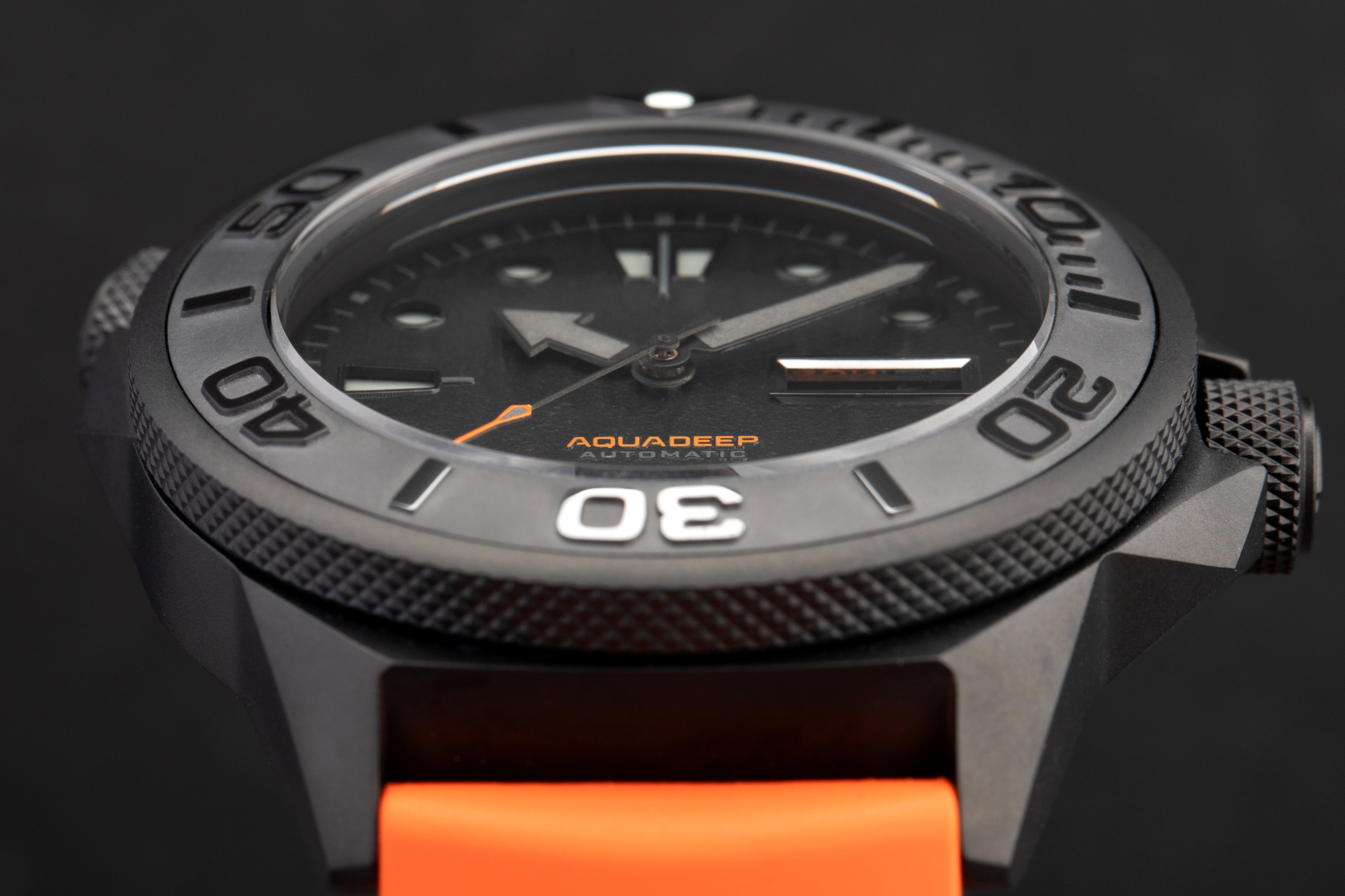 Aqua Deep Submerge 鈦金屬 潛水自動錶,黑錶面有立體壓花紋理, 功能配備星期、日曆顯示,錶徑:44mm 不含錶冠 錶厚:16.5mm 含鏡面 機芯:日本Seiko NH36 自動上鏈 錶殼:鈦金屬 錶鏡:藍寶石水晶玻璃 錶帶:橡膠 防水:500米防水 其他規格:單向旋轉錶圈、Super-LumiNova超級夜光刻度和指針、星期及日曆視窗