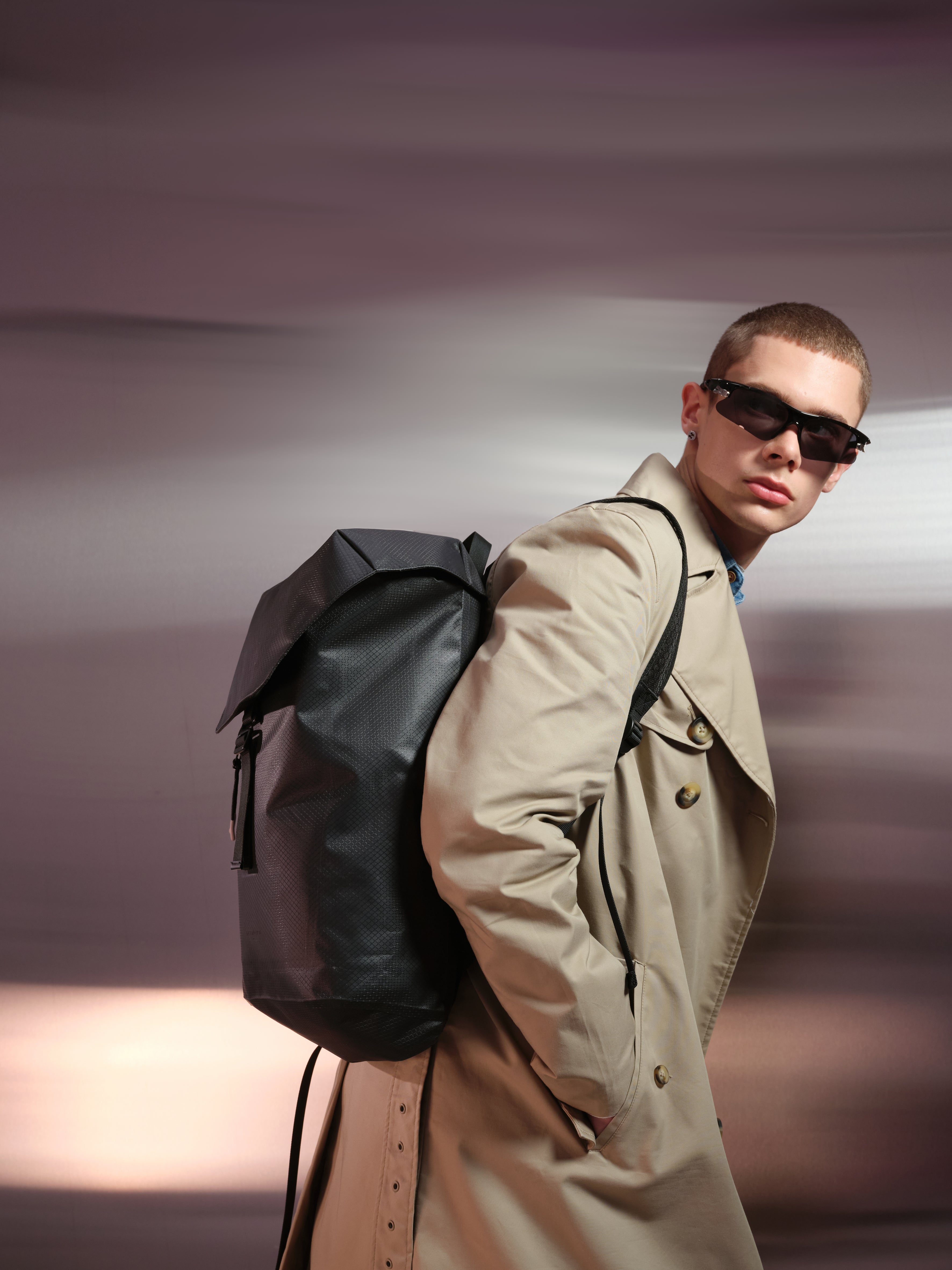 Mochila Gaston Luga Lightweight DuoSeal con Solapa 14" Negra #LWDSFBP14BK