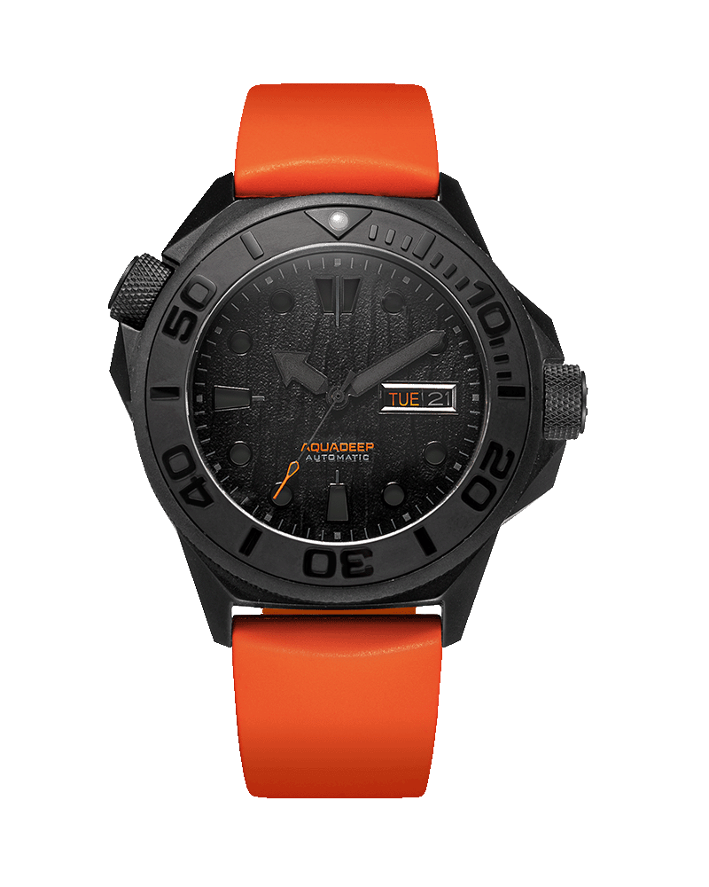 Aqua Deep Submerge 鈦金屬 潛水自動錶,黑錶面有立體壓花紋理, 功能配備星期、日曆顯示,錶徑:44mm 不含錶冠 錶厚:16.5mm 含鏡面 機芯:日本Seiko NH36 自動上鏈 錶殼:鈦金屬 錶鏡:藍寶石水晶玻璃 錶帶:橡膠 防水:500米防水 其他規格:單向旋轉錶圈、Super-LumiNova超級夜光刻度和指針、星期及日曆視窗