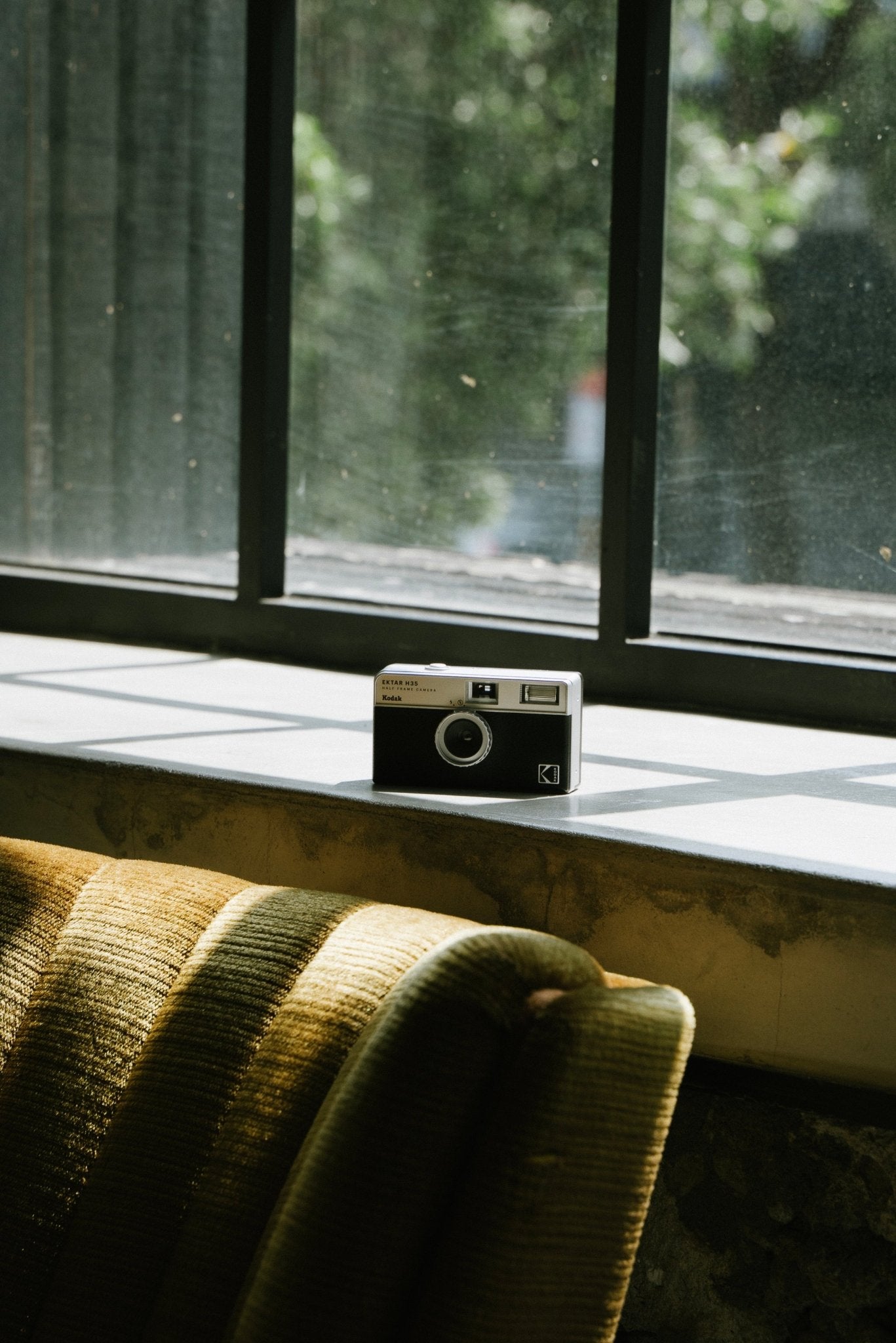 KODAK EKTAR H35 Half Frame Film Camera Black + Kodak Ultramax 24EXP - BangOn