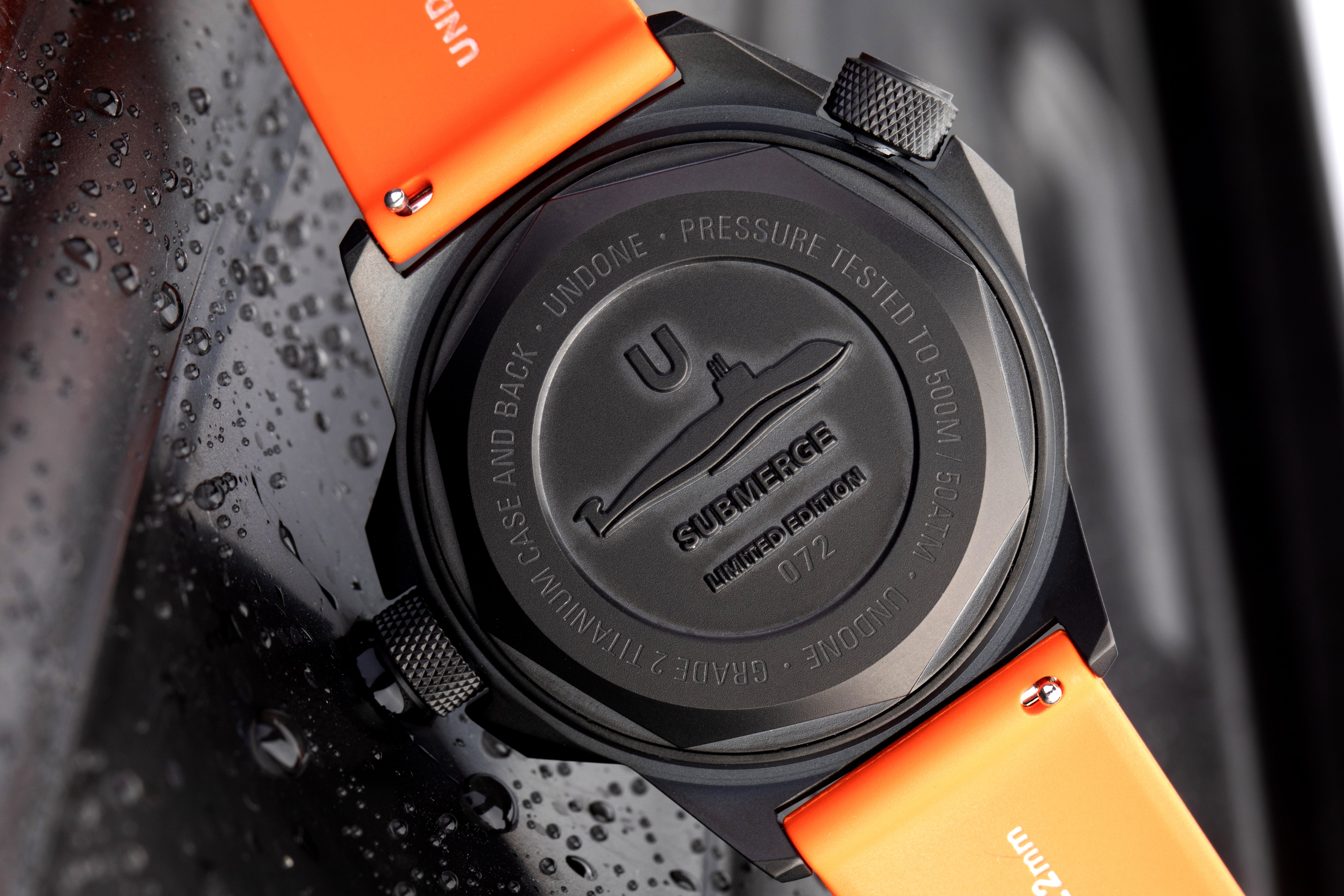 Aqua Deep Submerge 鈦金屬 潛水自動錶,黑錶面有立體壓花紋理, 功能配備星期、日曆顯示,錶徑：44mm 不含錶冠 錶厚：16.5mm 含鏡面 機芯：日本Seiko NH36 自動上鏈 錶殼：鈦金屬 錶鏡：藍寶石水晶玻璃 錶帶：橡膠 防水：500米防水 其他規格：單向旋轉錶圈、Super-LumiNova超級夜光刻度和指針、星期及日曆視窗