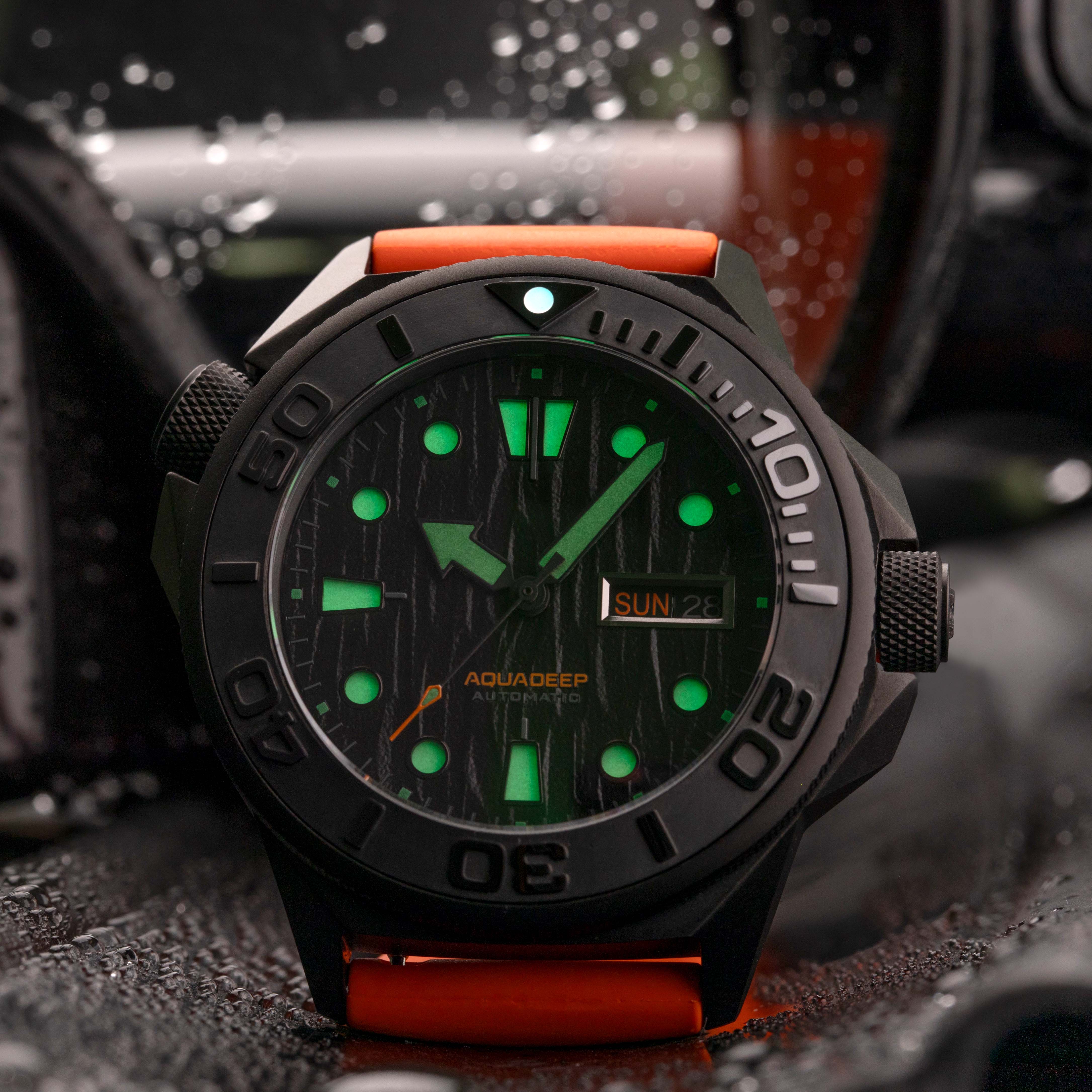 Aqua Deep Submerge 鈦金屬 潛水自動錶,黑錶面有立體壓花紋理, 功能配備星期、日曆顯示,錶徑：44mm 不含錶冠 錶厚：16.5mm 含鏡面 機芯：日本Seiko NH36 自動上鏈 錶殼：鈦金屬 錶鏡：藍寶石水晶玻璃 錶帶：橡膠 防水：500米防水 其他規格：單向旋轉錶圈、Super-LumiNova超級夜光刻度和指針、星期及日曆視窗