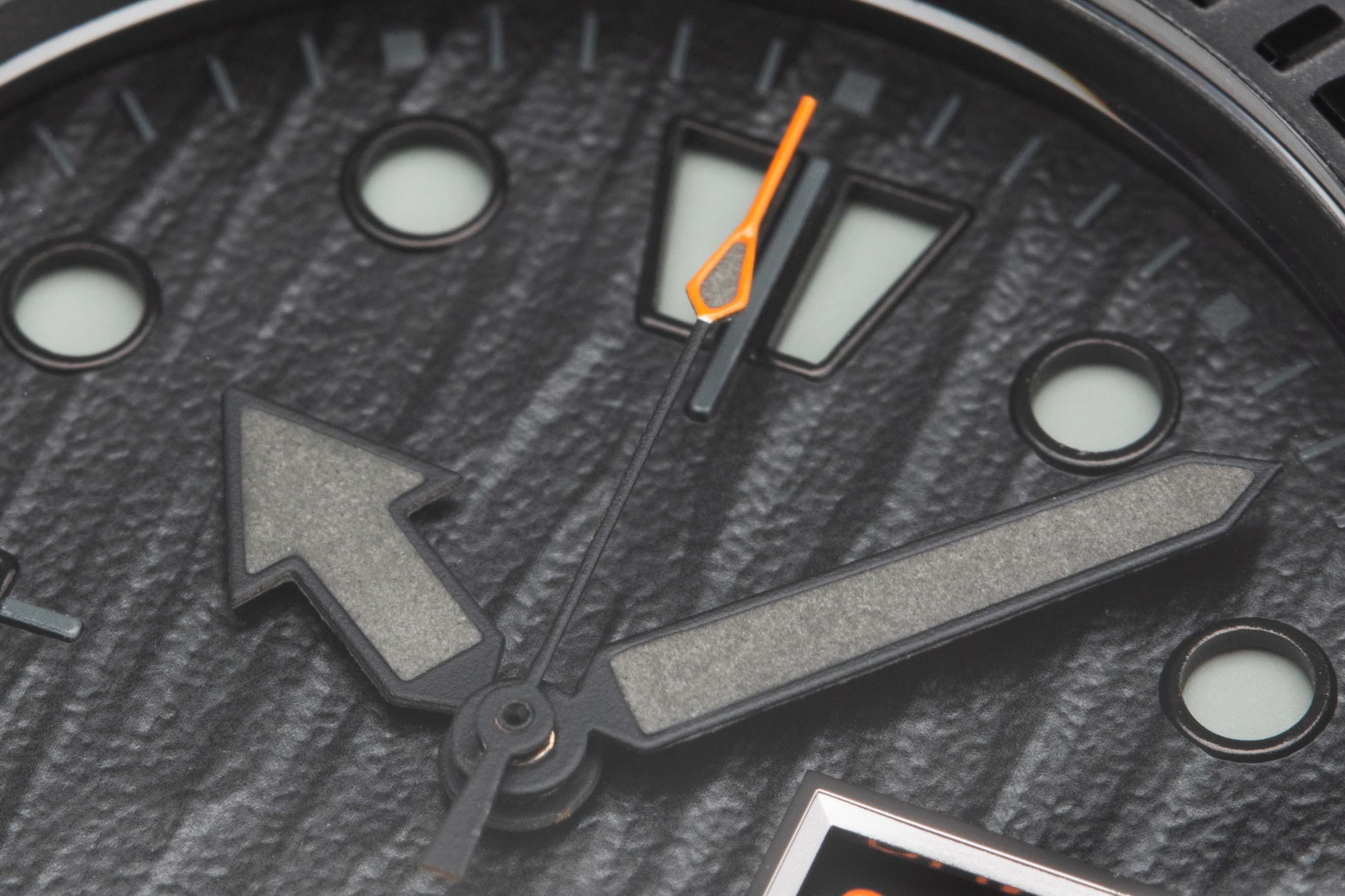 Aqua Deep Submerge 鈦金屬 潛水自動錶,黑錶面有立體壓花紋理, 功能配備星期、日曆顯示,錶徑：44mm 不含錶冠 錶厚：16.5mm 含鏡面 機芯：日本Seiko NH36 自動上鏈 錶殼：鈦金屬 錶鏡：藍寶石水晶玻璃 錶帶：橡膠 防水：500米防水 其他規格：單向旋轉錶圈、Super-LumiNova超級夜光刻度和指針、星期及日曆視窗