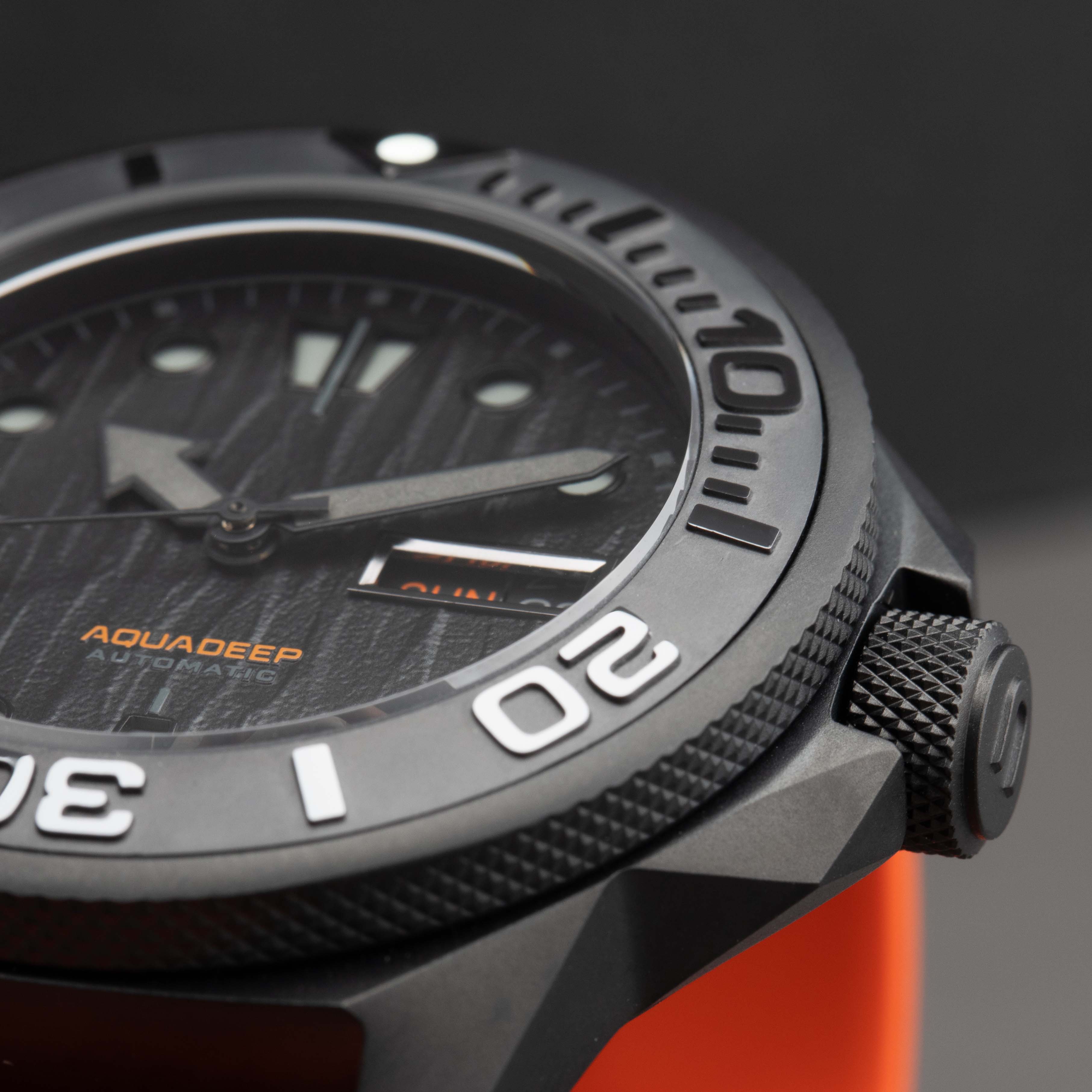 Aqua Deep Submerge 鈦金屬 潛水自動錶,黑錶面有立體壓花紋理, 功能配備星期、日曆顯示,錶徑：44mm 不含錶冠 錶厚：16.5mm 含鏡面 機芯：日本Seiko NH36 自動上鏈 錶殼：鈦金屬 錶鏡：藍寶石水晶玻璃 錶帶：橡膠 防水：500米防水 其他規格：單向旋轉錶圈、Super-LumiNova超級夜光刻度和指針、星期及日曆視窗