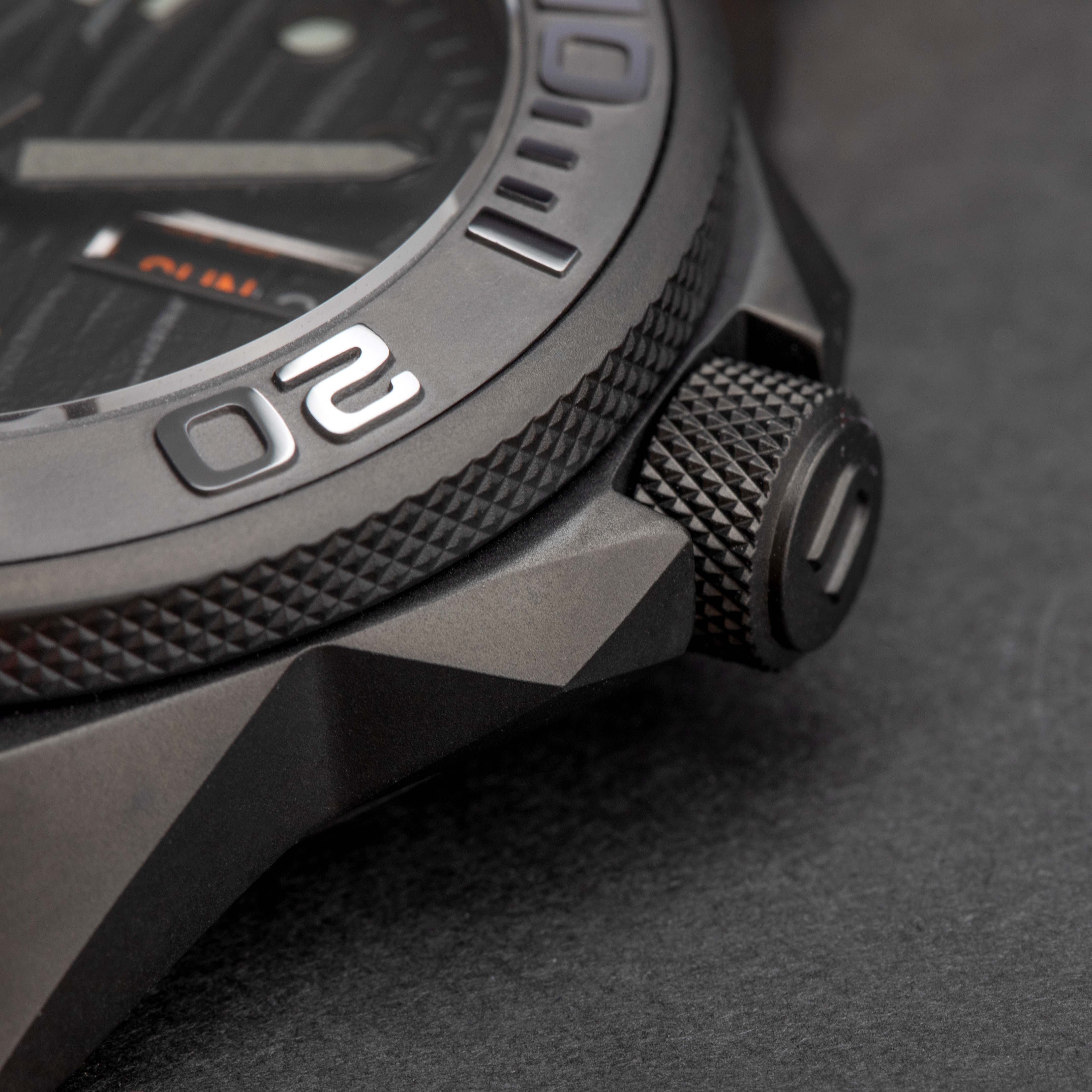 Aqua Deep Submerge 鈦金屬 潛水自動錶,黑錶面有立體壓花紋理, 功能配備星期、日曆顯示,錶徑：44mm 不含錶冠 錶厚：16.5mm 含鏡面 機芯：日本Seiko NH36 自動上鏈 錶殼：鈦金屬 錶鏡：藍寶石水晶玻璃 錶帶：橡膠 防水：500米防水 其他規格：單向旋轉錶圈、Super-LumiNova超級夜光刻度和指針、星期及日曆視窗