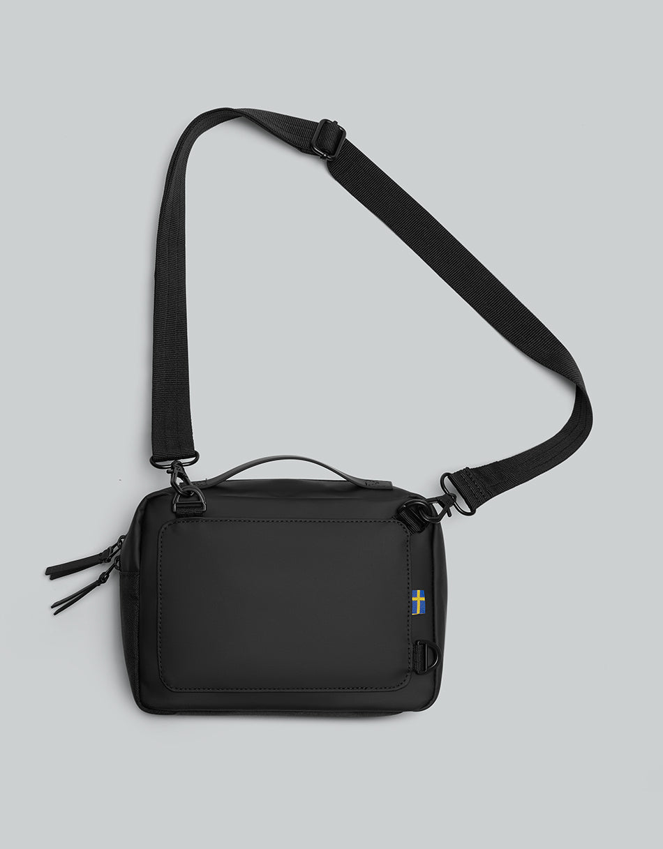 Gaston Luga Dash Box 斜孭袋 - 黑 (尺寸（厘米）:16 X 25 X 2

重量:0.14 kg / 0.31 lbs

容量:0.8L)