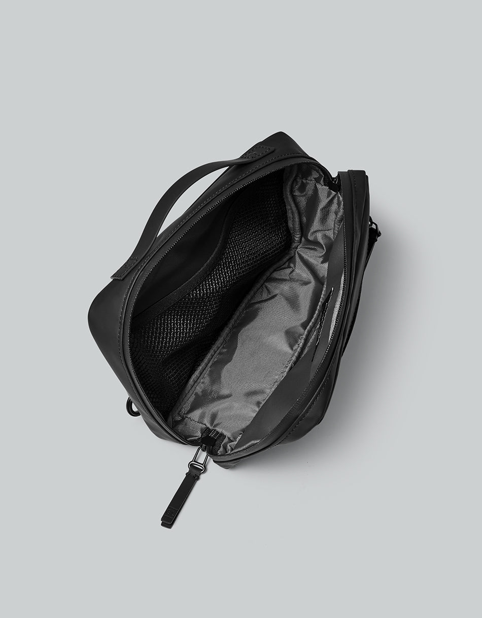 Gaston Luga Dash Box 斜孭袋 - 黑 (尺寸（厘米）:16 X 25 X 2

重量:0.14 kg / 0.31 lbs

容量:0.8L)