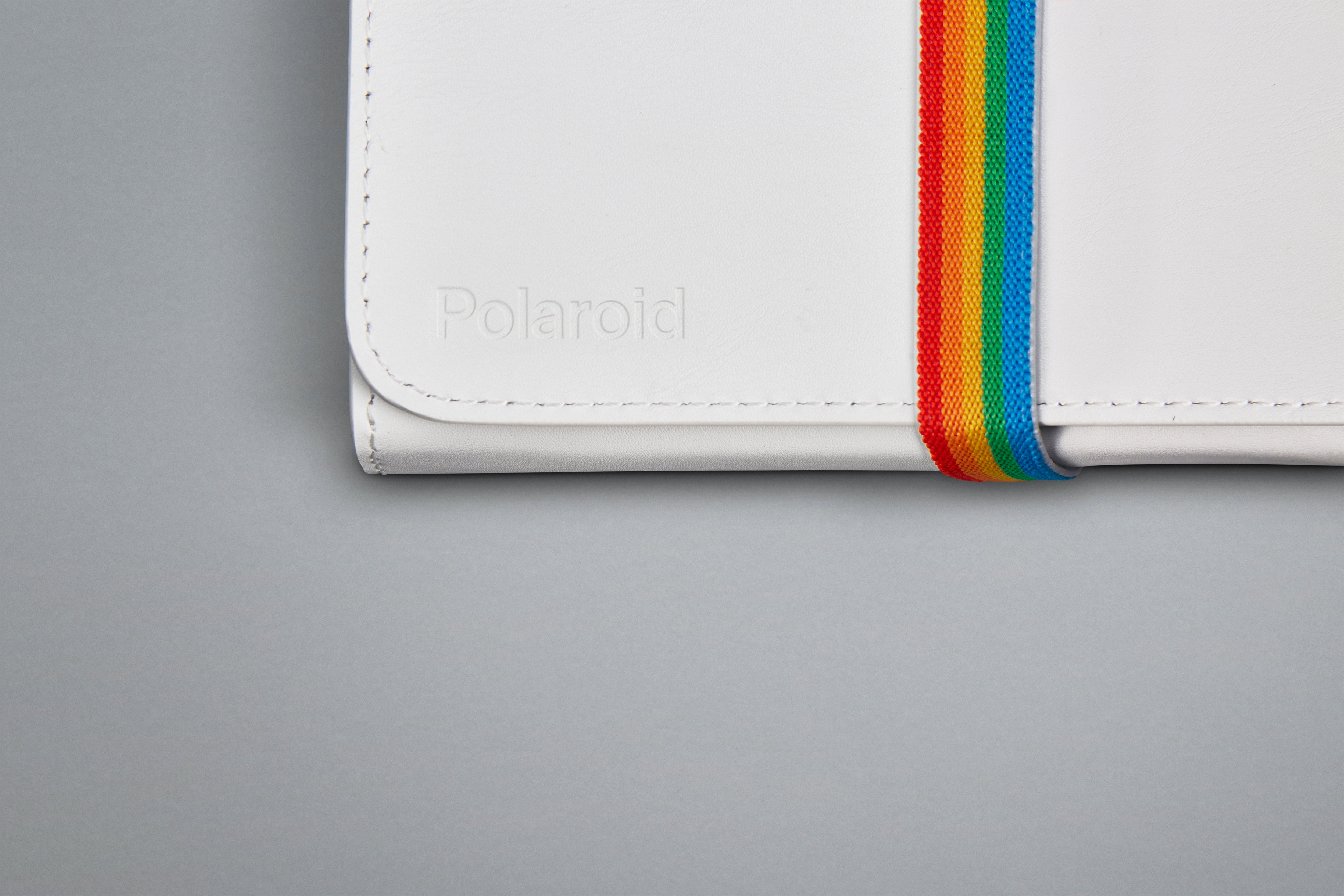 寶麗來Hi·Print 2x3 保護殼即影即有相機照片可攜式打印機保護殼 白
防護性 PU 皮革外層
柔軟的毛氈內層
寶麗萊品牌
彈性彩虹封扣
可存放印刷品的收納袋
尺寸：6.3 x 3.3 x 1.4 英吋（16 x 8.5 x 3.5 公分）