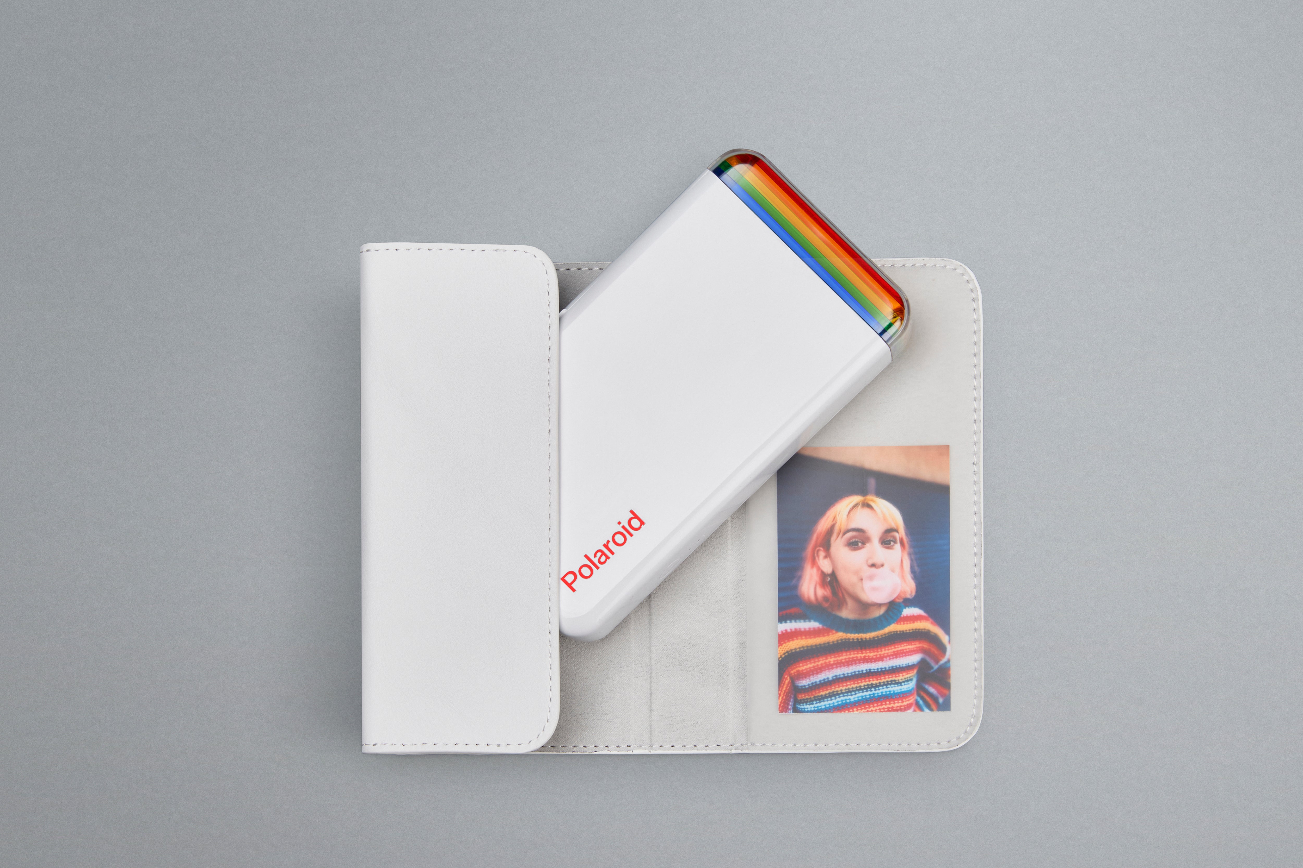 寶麗來Hi·Print 2x3 保護殼即影即有相機照片可攜式打印機保護殼 白
防護性 PU 皮革外層
柔軟的毛氈內層
寶麗萊品牌
彈性彩虹封扣

可存放印刷品的收納袋
尺寸：6.3 x 3.3 x 1.4 英吋（16 x 8.5 x 3.5 公分）