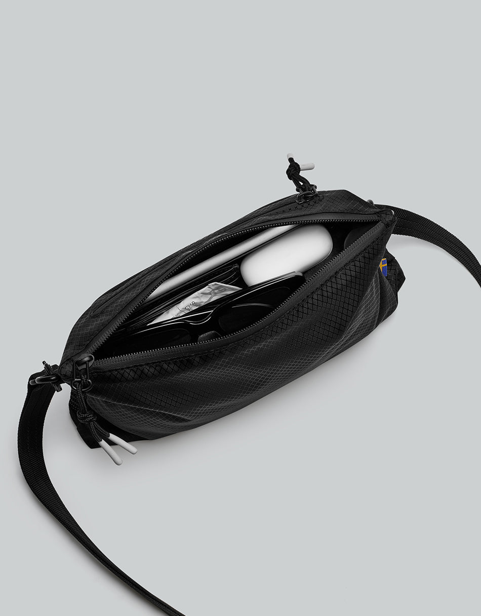 <tc>Gaston Luga</tc> 輕盈斜背包 - 黑色 #LWCBBK