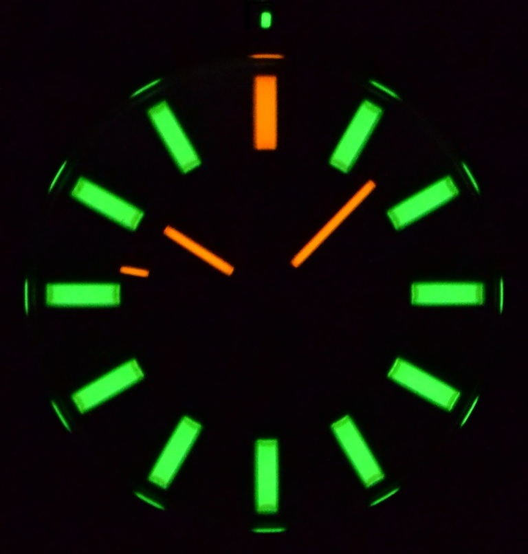 <tc>DEEPBLUE</tc> Daynight Stealth Ops，黑色錶盤，綠色夜光管